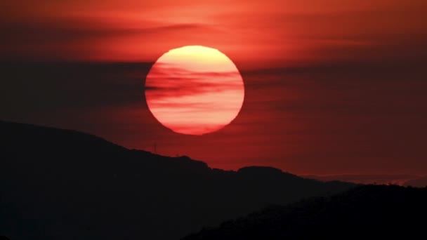 オレンジ色の赤い夕日は 地平線に向かって移動する際に雲に覆われています 新北市大鞍山から見た都市景観 — ストック動画