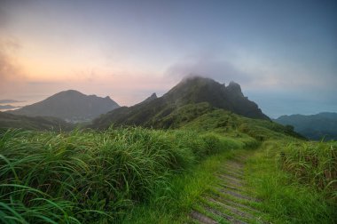 Takip Gölgeleri: Ruifang, New Taipei City 'deki Caoshan Radar İstasyonu' nun Dağ, Bulutlar ve Gün Işığı Görünümü platformunu ele geçirmek. Tayvan