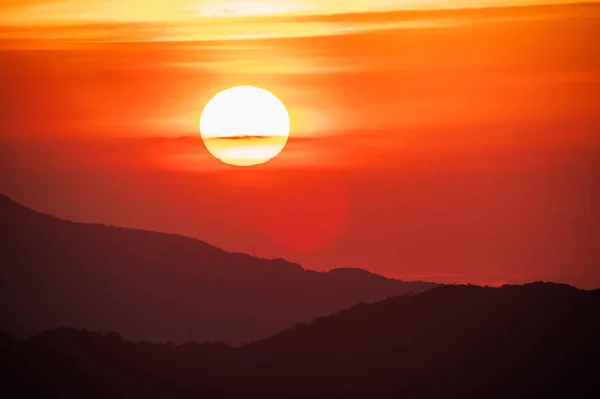 Matahari Terbenam Oranye Merah Ditutupi Oleh Awan Saat Bergerak Menuju — Stok Foto