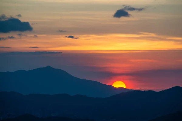 Помаранчево Червоний Захід Сонця Покритий Хмарами Коли Він Рухається Горизонту — стокове фото