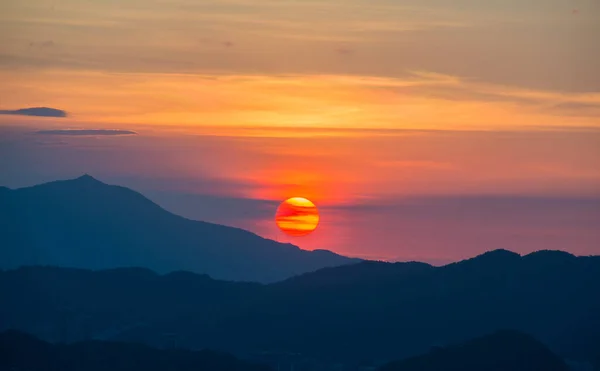 Помаранчево Червоний Захід Сонця Покритий Хмарами Коли Він Рухається Горизонту — стокове фото
