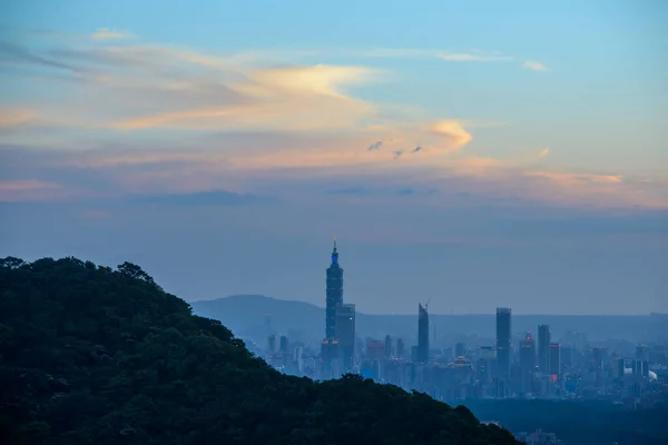 白いダイナミックな雲が街を覆う青空は夕暮れの夕暮れに 新台北市 ダイジャンサン山からの都市景観 — ストック写真