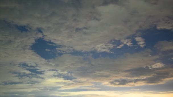 Cielo Azul Noche Con Nubes Blancas Danzantes Estrellas Centelleantes Cielo — Vídeo de stock