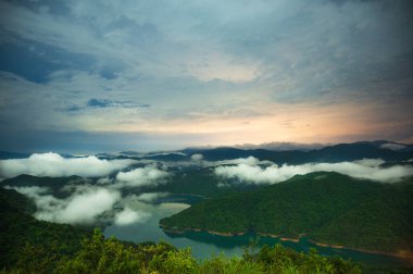 Şehrin turuncu ışığı, beyaz bulutlar ve göl bir resim oluşturur. Gece dağın tepesinde, Xindian Bölgesi, Tayvan 'da muhteşem bir manzara.