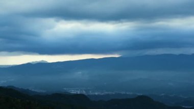 Göksel Parlaklık: Dinamik Bulutları Aydınlatan Crepuscular Işınları. Wufenshan Hava Radar İstasyonu dağın tepesinde duruyor. Tayvan