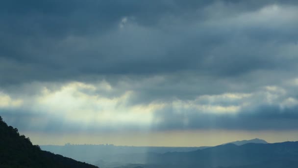 Catching Light Crepuscular Rays Amidst Mountain Ever Changing Clouds Inglés — Vídeos de Stock