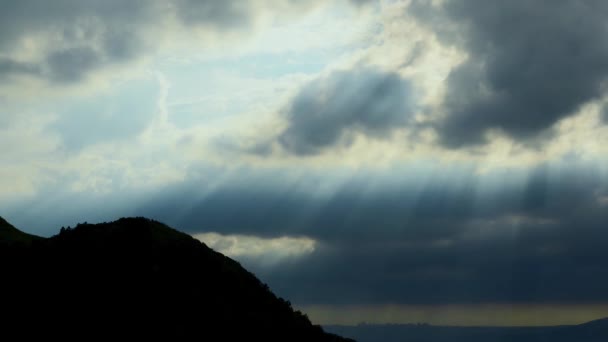 Магія Гірського Вершини Захоплення Танець Крепучих Променів Хмарах Станція Метеостанції — стокове відео