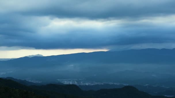 天上的光芒 令人毛骨悚然的光线照亮了动态的云彩景观 乌峰山天气雷达站座落在山顶上 — 图库视频影像