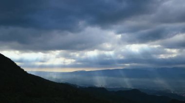 Dağ Zirvesi Büyüsü: Bulutlardaki Crepuscular Işınlarının Dansı 'nı Yakalamak. Wufenshan Hava Radar İstasyonu dağın tepesinde duruyor. Tayvan