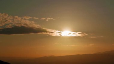 Güneş ufuktaki dağlara doğru hareket eder. Wufenshan Hava Radar İstasyonu dağın tepesinde duruyor. Tayvan