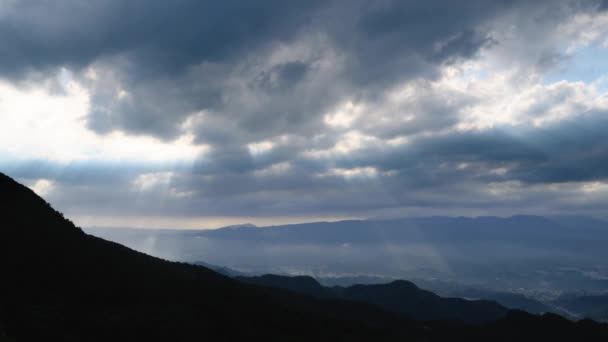 Spektakl Natury Promienie Crepuscular Przesuwające Się Chmury Szczycie Góry Stacja — Wideo stockowe