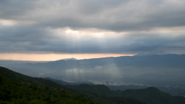 Niebiańskie Blaski Oglądaj Promienie Crepuscular Pośród Przekształcających Się Chmur Szczycie — Wideo stockowe