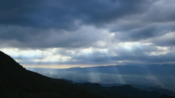Dağ Zirvesi Büyüsü Bulutlardaki Crepuscular Işınlarının Dansı Yakalamak Wufenshan Hava — Stok video