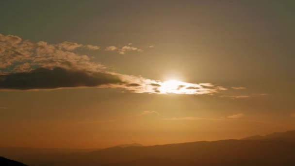 Güneş Ufuktaki Dağlara Doğru Hareket Eder Wufenshan Hava Radar Stasyonu — Stok video