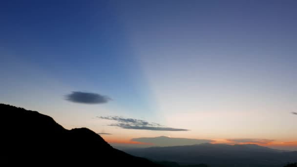 Mountain Summit Magic Capturing Dance Crepuscular Rays Clouds Inglés Estación — Vídeo de stock