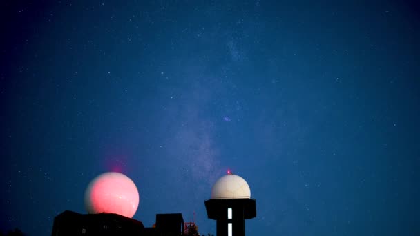天の川 星空の夜景を見る ラドームが赤く輝いている ウーフェンシャン天気レーダーステーションは山の頂上に立っています — ストック動画