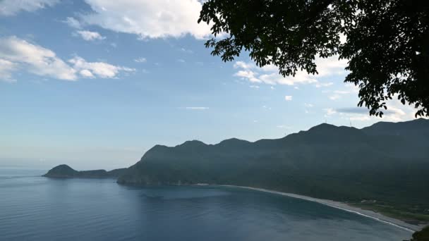 蓝天白云 海湾被三面的群山环绕着 台湾东部一个平静的海湾 Yilan县Suao镇 — 图库视频影像