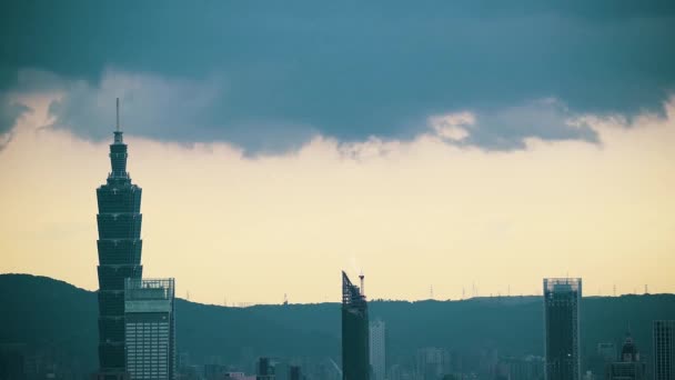 台北上空不断变化的云彩 台湾新台市大江山的城市景观景观 — 图库视频影像