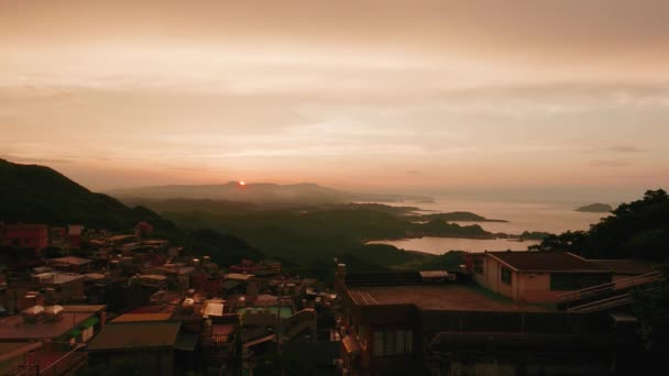 Pemandangan Senja Yang Menakjubkan Langit Oranye Yang Hidup Awan Yang — Stok Video
