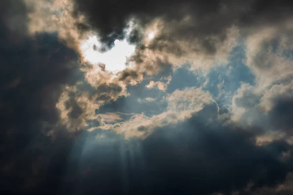 Pegando Luz Raios Crepusculares Entre Nuvens Sempre Mudança Montanha Estação — Fotografia de Stock
