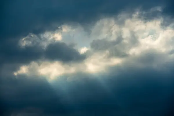 Mountain Summit Magic Capturing Dance Crepuscular Rays Clouds Dalam Bahasa — Stok Foto