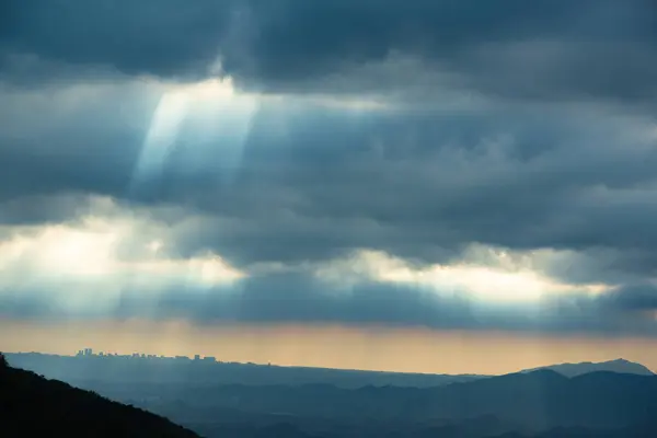 Celestial Radiance Crepuscular Rays Mengiluminasi Cloudscape Dinamis Stasiun Radar Cuaca — Stok Foto
