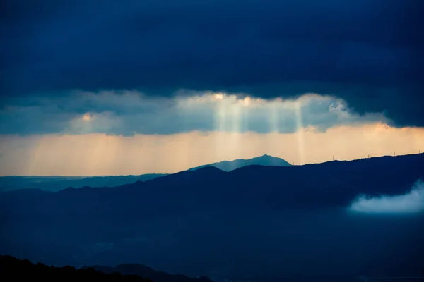 Catching Light Crepuscular Rays Amidst Mountain Ever Changing Cloud Dalam — Stok Foto