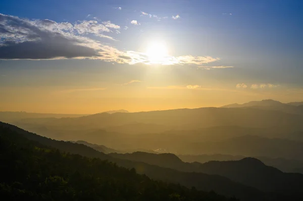 Сонце Рухається Напрямку Гір Горизонті Станція Метеостанції Вуфеншань Стоїть Вершині — стокове фото