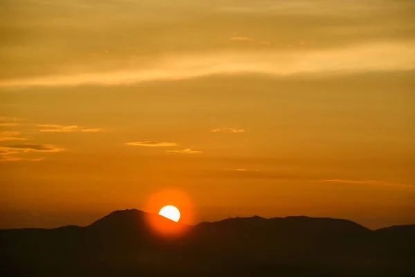 Fantastisk Skymning Landskap Pulserande Orange Himmel Dynamiska Moln Dimmiga Berg — Stockfoto