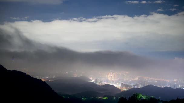 夜のマーベル 都市ライトとサミットから雲の風景をシフト 新台北市 ダイジャンサン山からの都市景観 — ストック動画