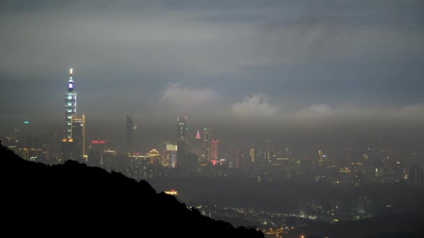 Stadsverlichting Veranderende Wolken Een Spektakel Gezien Vanaf Top Van Een — Stockvideo