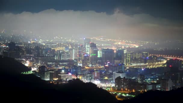 Városi Ragyogás Éjjel Dinamikus Felhőket Nézni Egy Káprázatos Városkép Felett — Stock videók