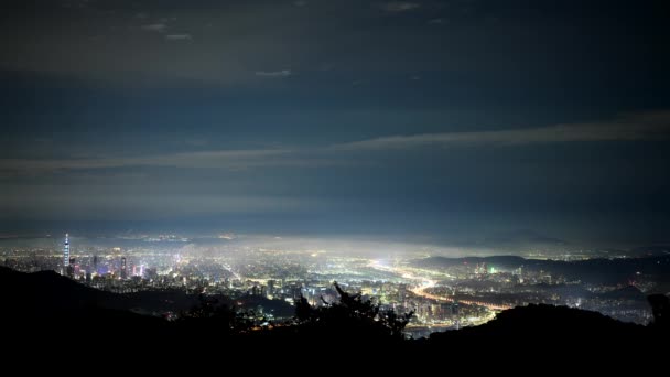 Nighttime Vista Captivating City Lights Playful Dance Clouds Вид Городской — стоковое видео