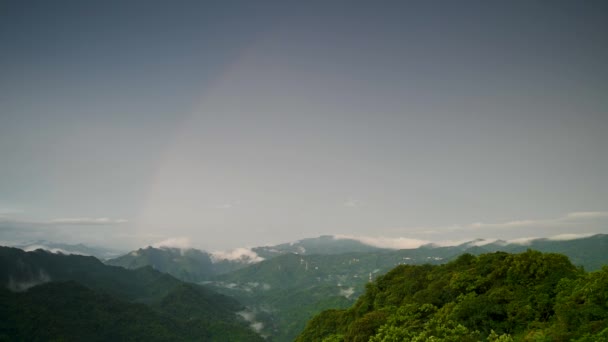 Hay Arco Iris Después Lluvia Paisaje Nubes Cima Montaña Erge — Vídeos de Stock