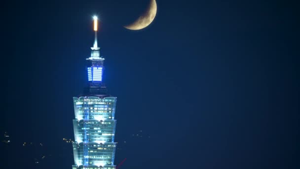 月光下的城市之夜 城市灯光的美丽与灿烂的月亮 从内湖主教寺欣赏台北市的夜景 — 图库视频影像