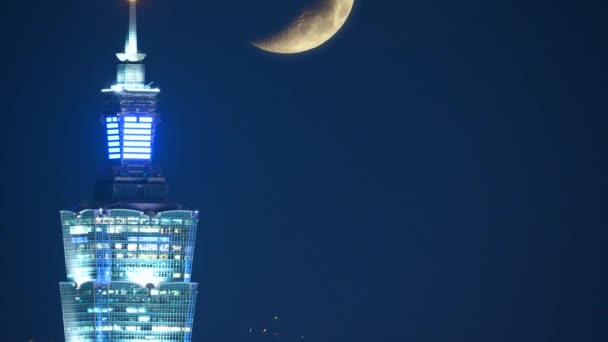 Лунные Городские Ночи Красота Городских Огней Сияющая Луна Наслаждайтесь Ночным — стоковое видео