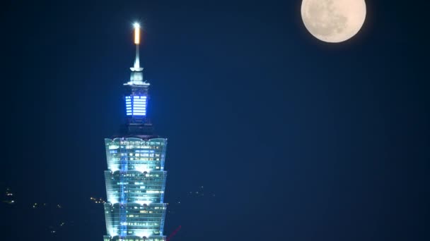 夜のエレガンス 都市ライトとムーンシャインの魅惑的なブレンド ニャンビシャン寺院から台北市の夜景をお楽しみください — ストック動画