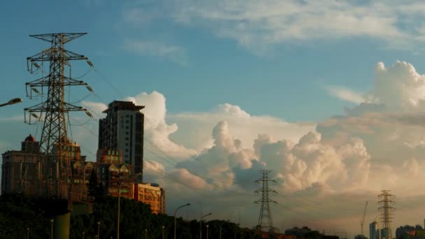 高圧パワータワーの上空は 予測不可能な雲で満たされています Zhongxing Bridgeはタムスイ川にまたがり 2つの都市を結んでいる タイペイシティ — ストック動画