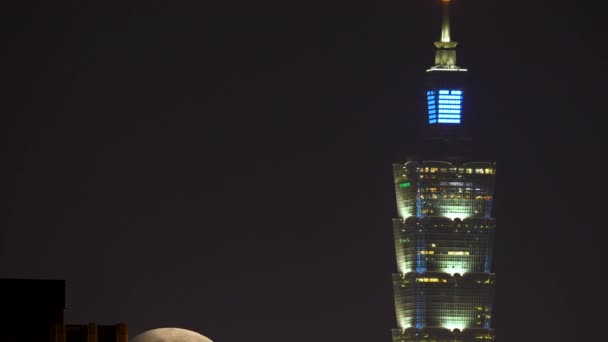城市之光与灿烂的月亮 夜晚的奇观 从内湖主教寺欣赏台北市的夜景 — 图库视频影像
