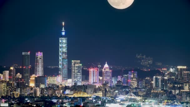 城市光芒与月光相遇 迷人的夜景 从内湖主教寺欣赏台北市的夜景 — 图库视频影像