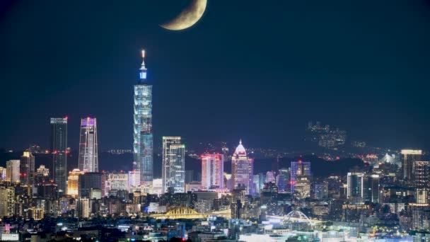 都市放射線は月光を満たす 夜間の景色を魅了する ニャンビシャン寺院から台北市の夜景をお楽しみください — ストック動画