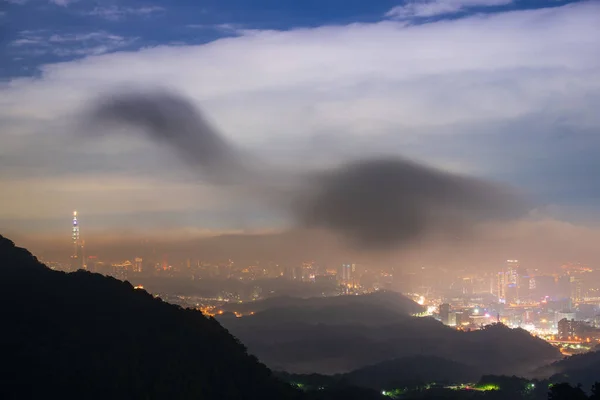 Nocturnal Marvel City Lights Shifting Cloudscape Summit Inglês Vista Paisagem — Fotografia de Stock