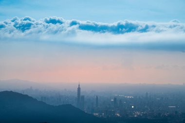 Alacakaranlık Dönüşümü: Yağmur Sonrası Bulutlarla çevrili Şehir Manzarası. Dajianshan Dağı 'ndan kentsel manzara, Yeni Taipei Şehri, Tayvan.