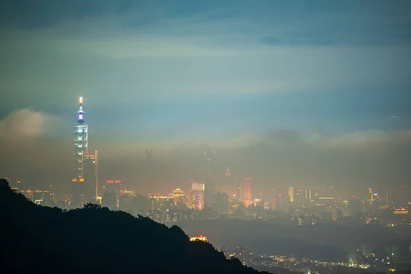 Luzes Cidade Nuvens Mudança Espetáculo Visto Topo Uma Montanha Vista — Fotografia de Stock