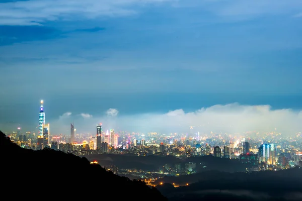 Gece Vista Büyüleyici Şehir Işıkları Bulutların Neşeli Dansı Dajianshan Dağı — Stok fotoğraf