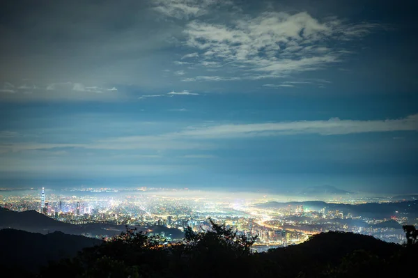 Urban Splendor Вночі Спостереження Динамічними Хмарами Над Сліпучим Міським Пейзажем — стокове фото