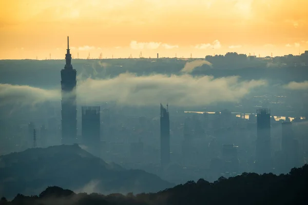 Сутінкова Трансформація Міський Пейзаж Оточений Хмарами Після Дощу Вид Міський — стокове фото