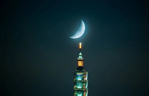 Міське Сяйво Зустрічає Місячне Світло Захоплюючі Нічні Пейзажі Насолоджуйтесь Нічним — стокове фото