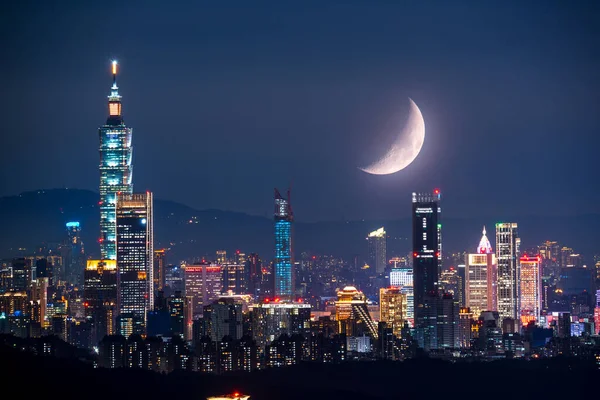 月光下的城市之夜 城市灯光的美丽与灿烂的月亮 从内湖主教寺欣赏台北市的夜景 — 图库照片