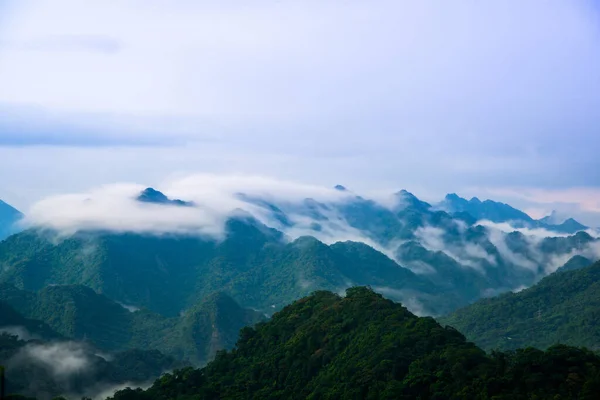 Nach Dem Regen Ändert Sich Die Wolkenlandschaft Auf Dem Gipfel — Stockfoto